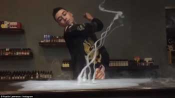 Austin将烟雾“洒”在桌子上，然后用手指让他们形成很炫丽的形状