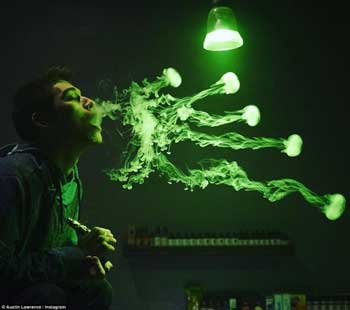 烟雾仿佛子弹一样，从嘴里喷出