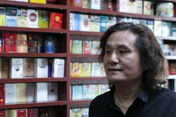 梁魏源在他的私家博物馆中