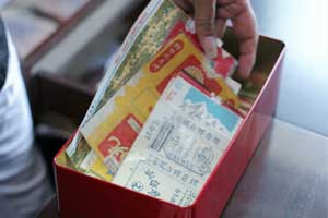 梁魏源展现自己珍藏的烟标