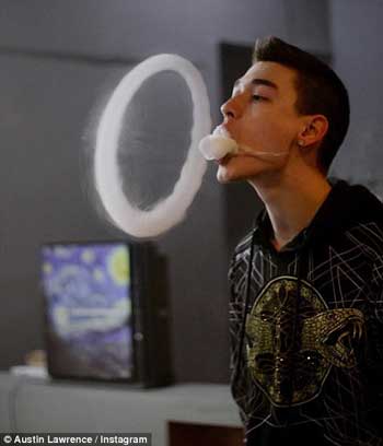 Austin喷出一个大圈，然后将烟雾穿过这个大圈